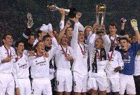 (8)Real Madrid down Olimpia 2-0 to win Toyota Cup